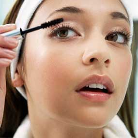 Ways (How) To Disinfect The Beauty Products - Applying Mascara