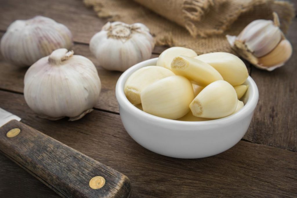 Home Remedies For Sore Throat - Garlic