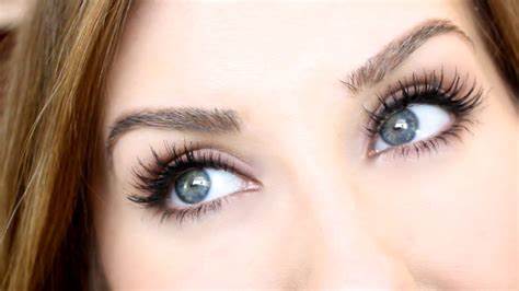 Boosts Growth Of Eyelashes