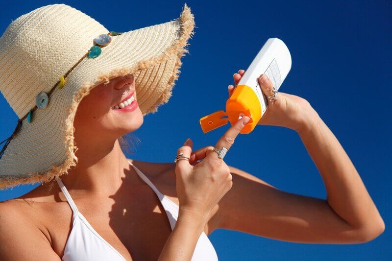 How To Prevent Wrinkles - Apply Sunscreen